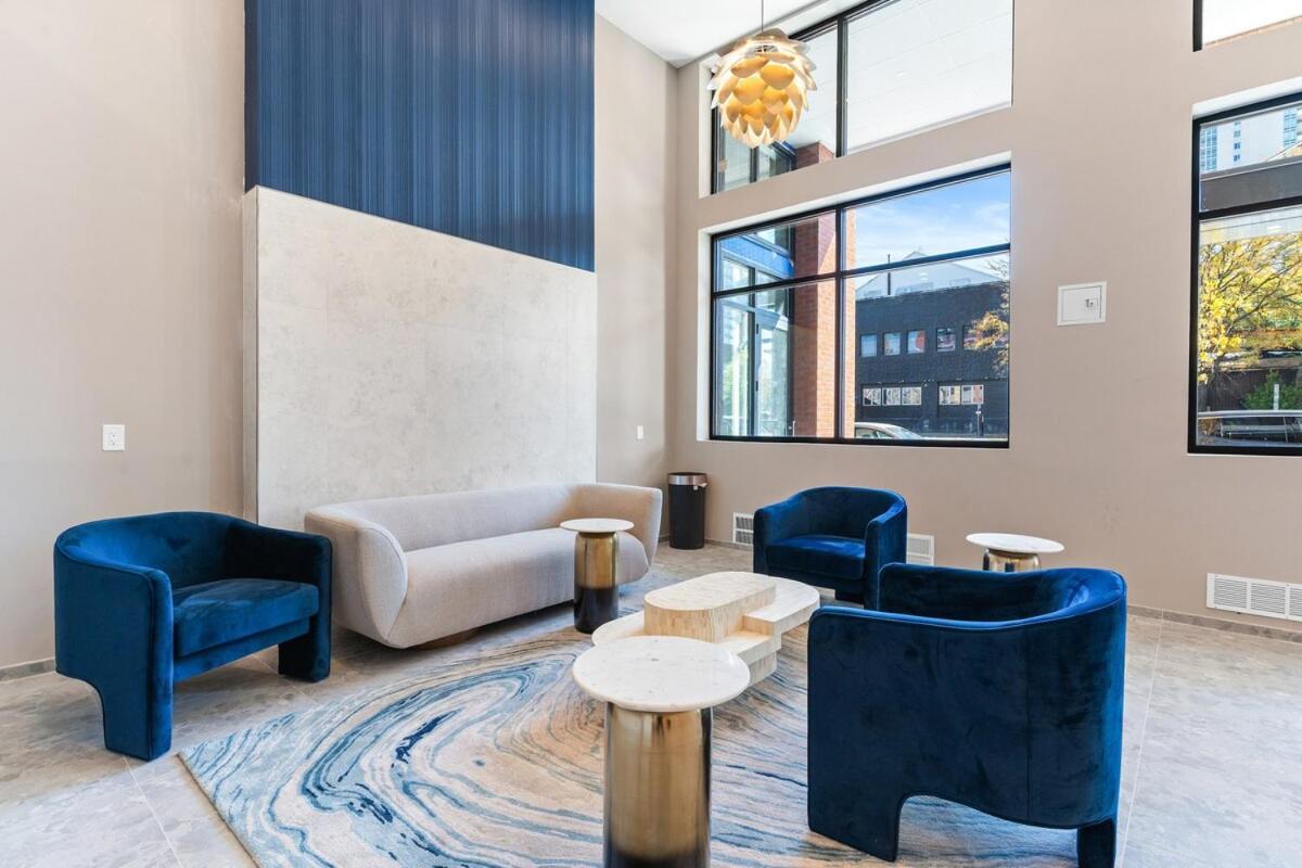 5 Mins To Old Town! Sleeps 4! With Rooftop Views! * Philadelphia