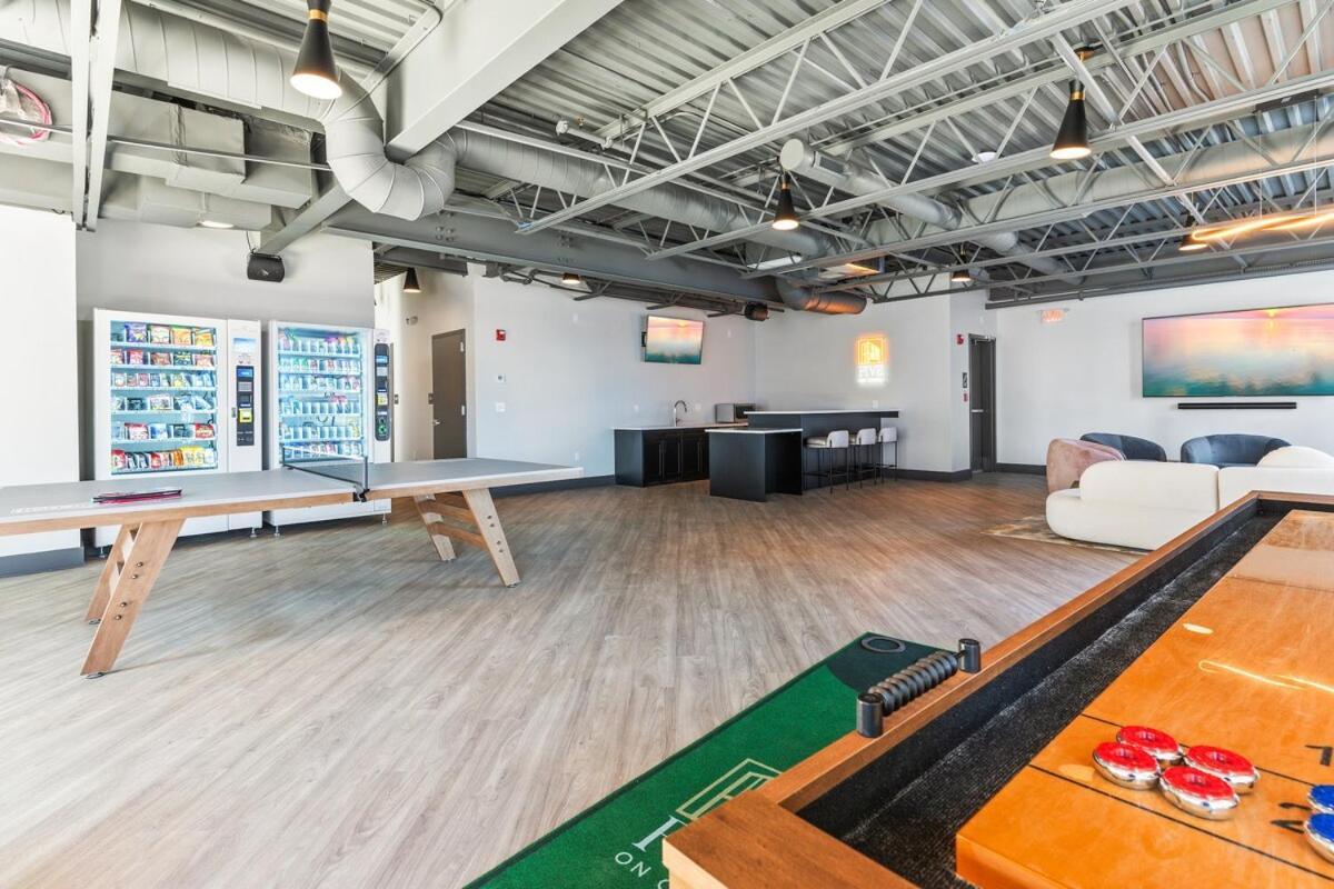 5 Mins To Old Town! Sleeps 4! With Rooftop Views! * Philadelphia
