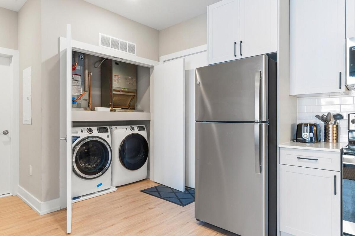 5 Mins To Old Town! Sleeps 4! With Rooftop Views! * Philadelphia