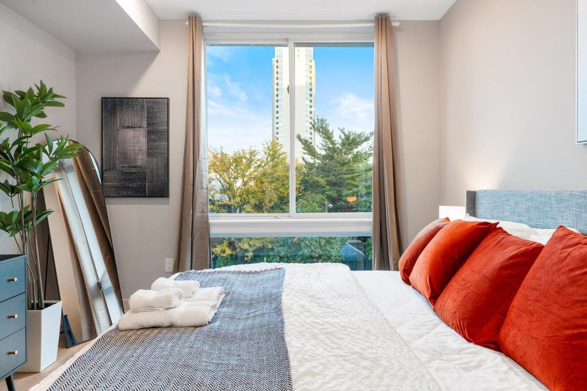 Apartment 5 Mins To Old Town! Sleeps 4! With Rooftop Views! *